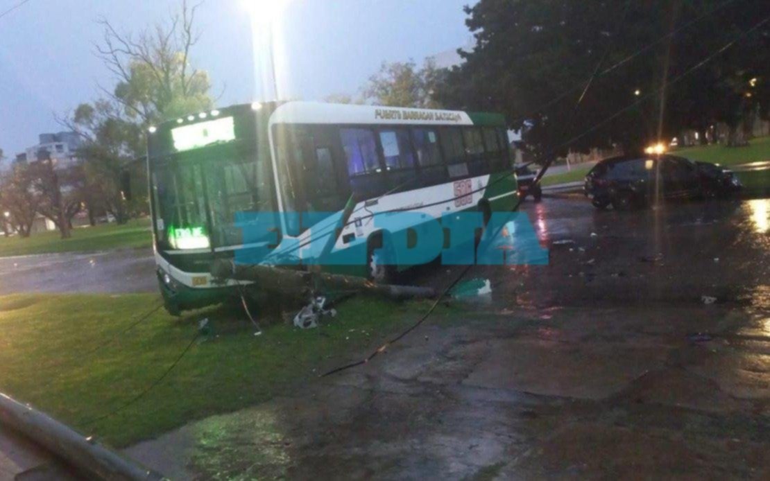 Tremendo choque entre un micro y un auto en La Plata: "rompió tres postes de luz"